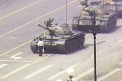 La célebre imagen que dio a conocer la represión china al mundo: un civil enfrentándose a los tanques del Régimen