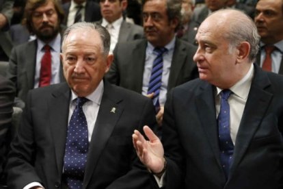 El director general del CNI, Felix Sánz Roldán, junto al exministro del Interior, Jorge Fernández Díaz.