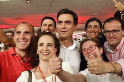 Pedro Sánchez en Extremadura. A la derecha, con gafas, el presidente de la Diputación de Badajoz, Miguel Angel Gallardo.