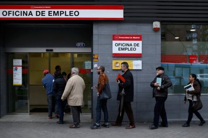 Baja la población activa y el paro se queda en el 18,6%