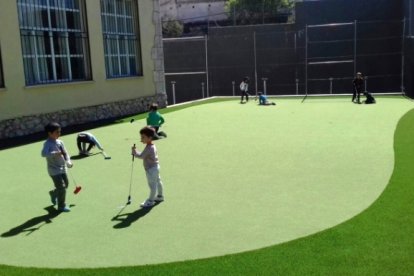 El 'green' construido por los propios niños en el patio de su colegio en Brea del Tajo