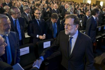 Rajoy saluda a los empresarios invitados al acto.