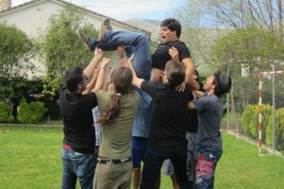 Ignacio Echeverría, manteado por su amigos, en una fotografía colgada en Facebook por uno de ellos, Manuel Franquelo.