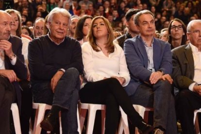 Susana Díaz, durante la presentación de su candidatura, junto a los tres exsecretarios generales del PSOE.