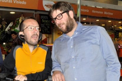 Miguel Urbán y Pablo Echenique, en un mercado en 2015