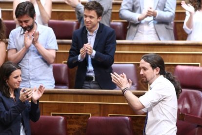 Montero e Iglesias, con Errejón detrás, en la segunda jornada de la moción