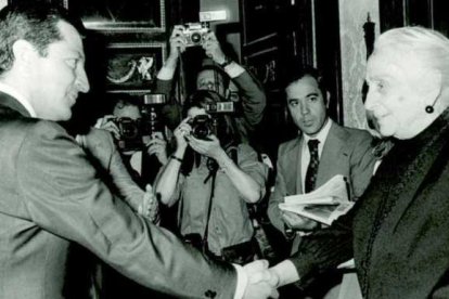 Adolfo Suárez y La Pasionaria, imagen icónica de aquella época de reconciliación y democracia