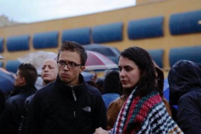 Iñigo Errejón y Rita Maestre, en una concentraciòn frente al CIE de Aluche (Madrid).