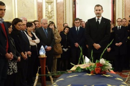 Imagen de la capilla ardiente de Manuel Marín, con Felipe VI a la cabeza.