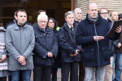 A las puertas del Ayuntamiento de Zaragoza se leyó un texto de condena de todos los grupos.