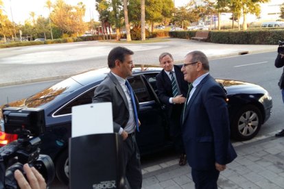 El ministro Catalá llega junto con Juan Carlos Moragues a la clausura de la Asamblea anual de la Asociación de Jueces y Magistrados Francisco de Vitoria en Alicante.