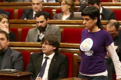 Anna Gabriel (CUP) pasa por delante de Puigdemont en un pleno del Parlament.