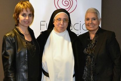 Las Tous, madre e hija, con la vicepresidenta de su fundación, Sor Lucía Caram