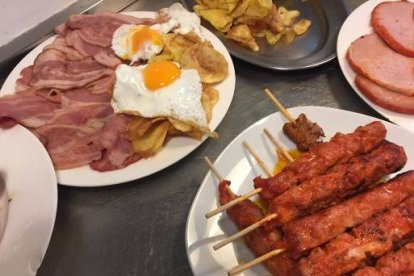 Platos combinados servidos en la cafetería de Burjassot