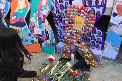 Homenaje de los alumnos a las mujeres víctimas de la violencia de género.