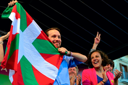 Pablo Iglesias, con una bandera vasca.