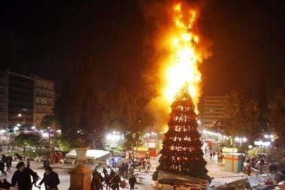 Esta imagen de un árbol ardiendo fue la utilizada por IU de Madrid para felicitar la Nochebuena