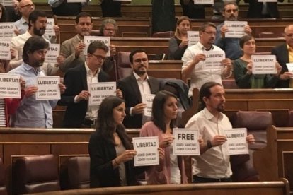 Los diputados de Podemos, mostrando carteles en favor de los Jordis en el Congreso, el pasado martes