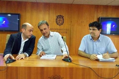 El exalcalde Gabriel Echávarri, Natxo Bellido y Miguel Ángel Pavón, portavoces del tripartito.