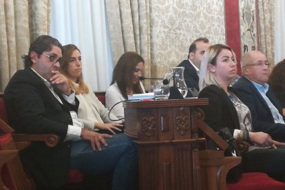 Los dos concejales no adscritos Fernando Sepulcre y Nerea Belmonte.