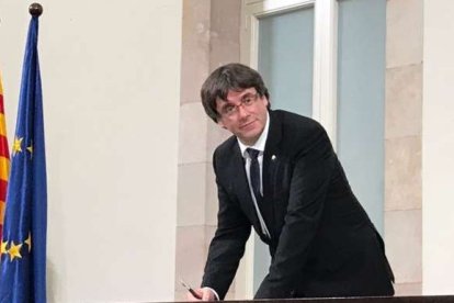 Puigdemont, ayer, tras anunciar ysuspender la independencia