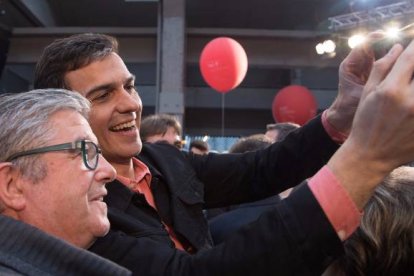 Pedro Sánchez haciéndose un selfie.