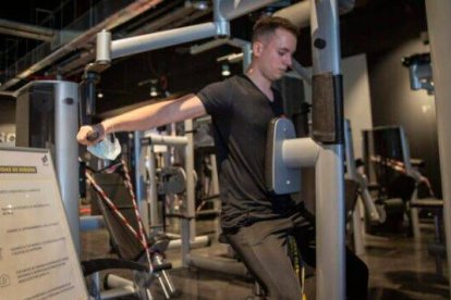 4 trucos para aumentar el tamaño de tus brazos en el gimnasio