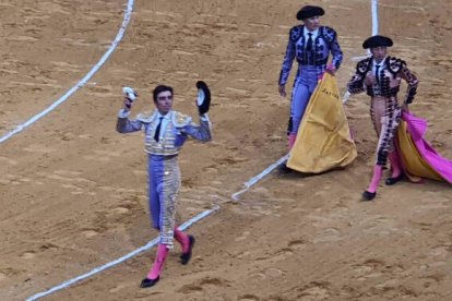 Perera pasea una oreja