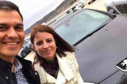 Pedro Sánchez y Adriana Lastra y el famoso Peugeot del "sanchismo".
