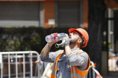 Obrero bebiendo agua durante su jornada laboral.