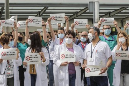 Concentración contra el cese de los contratos refuerzo Covid, en la puerta del Hospital de La Fe de Valencia.