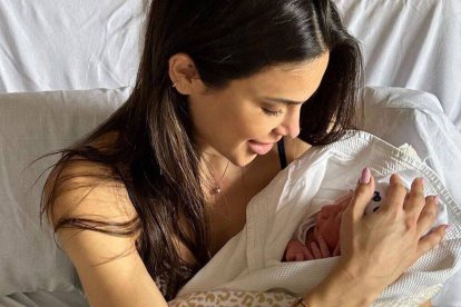 Carla Barber y su pequeño. Instagram.