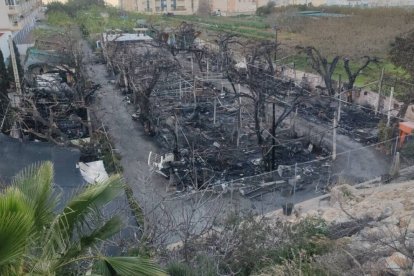 Así ha quedado el camping de La Herradura tras el incendio.