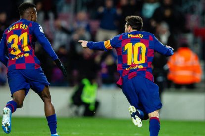 Leo Messi celebra un gol junto a Ansu Fati