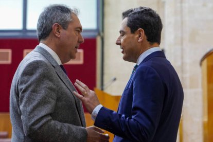 El presidente de la Junta de Andalucía, Juanma Moreno, con el secretario general del PSOE-A, Juan Espadas, en el pleno de febrero.