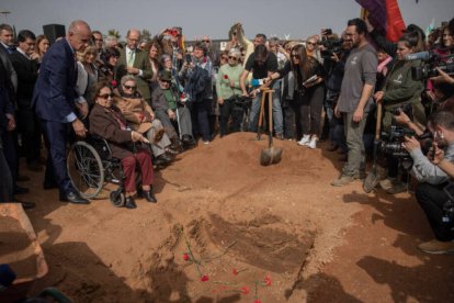 El alcalde de Sevilla, Antonio Muñoz, junto a los familiares de las víctimas en el acto "institucional" de cierre de la fosa de Pico Reja, en febrero.