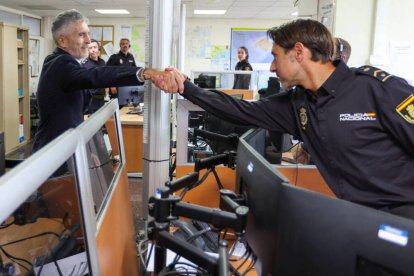 El ministro del Interior, Fernando Grande-Marlaska, saluda a un agente durante una visita a la Jefatura Superior de Policía de Baleares.