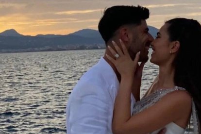 Marco y Sandra, disfrutando de su boda a la caída del sol en Mallorca. Instagram.