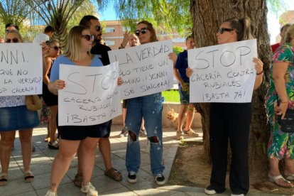 Los familiares de Luis Rubiales protestan en Motril junto a la iglesia donde su madre está en huelga de hambre.