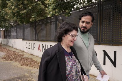 Alvise, líder de 'Se acabó la fiesta' votando con su madre en Sevilla.