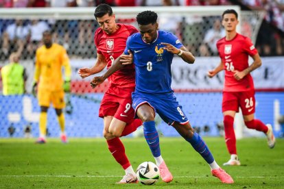 Tchouameni, junto a Lewandowski en un partido de la Eurocopa.