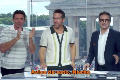 Hugh Jackman, Ryan Reynolds y Marcos López en el set de RTVE