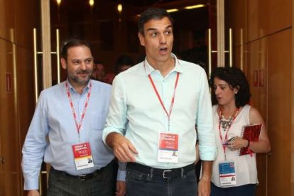 Pedro Sánchez, a sullegada al Congreso del PSOE, junto a su colaborador Ábalos