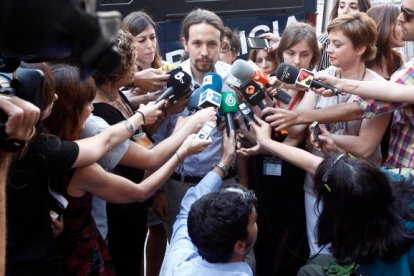 Pablo Iglesias, hace unos meses, rodeado de prensa