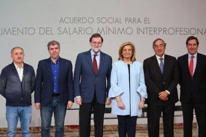 Sindicatos, patronales y Gobierno, en la firma del pacto por el SMI