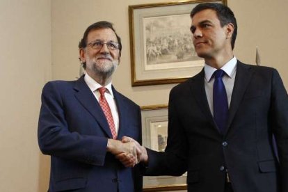 Rajoy y Sánchez, el 26 de agosto pasado, días antes de que el primero consiguiera la investidura en un verano sin pausas