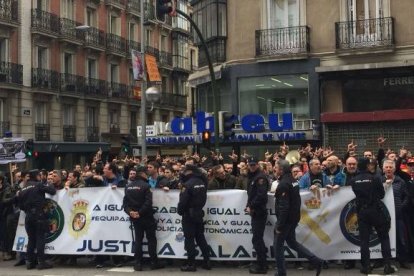 Miembros de Jusapol, este jueves frente a la sede del PP