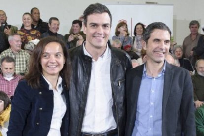 Pedro Sánchez, en el centro, con los dos dirigentes caídos en desgracia, alcaldes de Getafe y de Alcalá