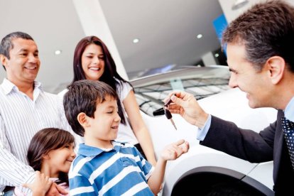 Familia Alquilando un coche