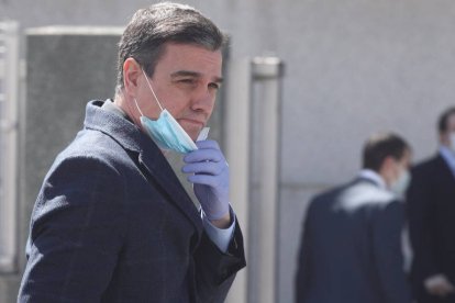 Sánchez, durante su visita a una fábrica de respiradores, se dispone a hablar a la prensa.